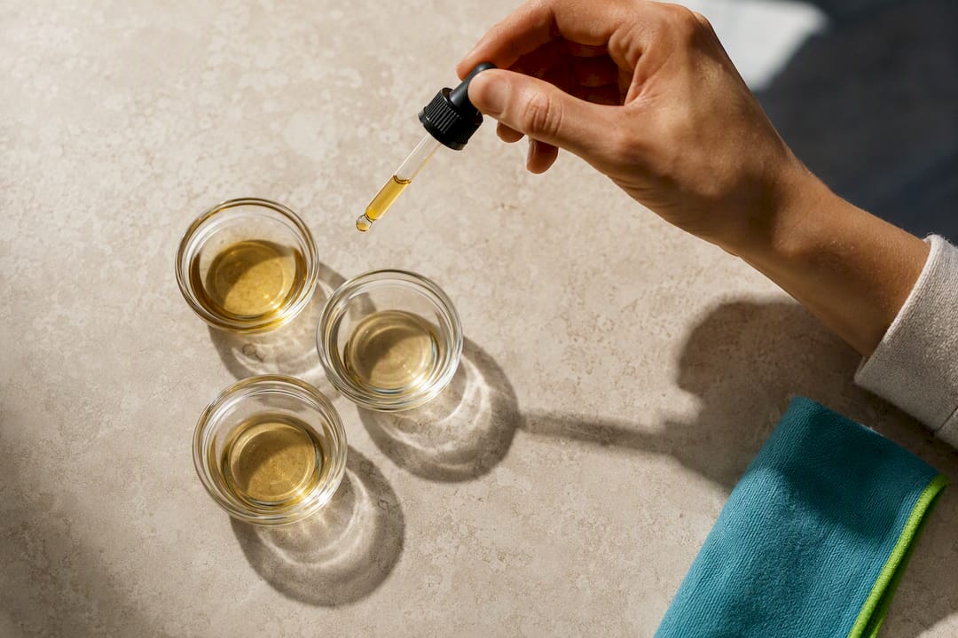 Anonyme Ölprobe neben verschiedenen Trägerölen