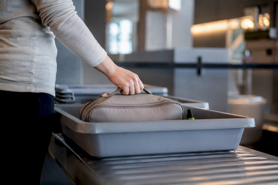Reisetasche mit CBD-Öl bei der Flughafen-Sicherheitskontrolle