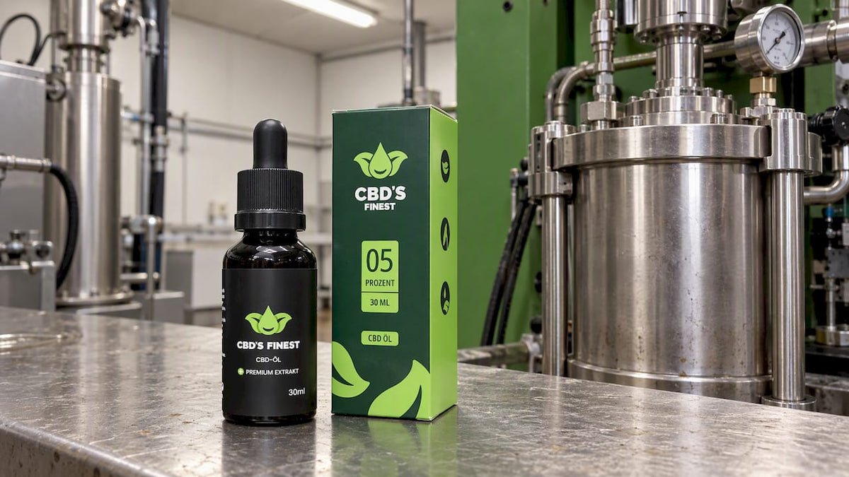 CBD-Öl neben der CO₂-Extraktionsanlage im Produktionsbereich