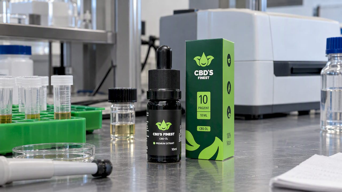 CBD-Öl neben Laborprobengefäßen